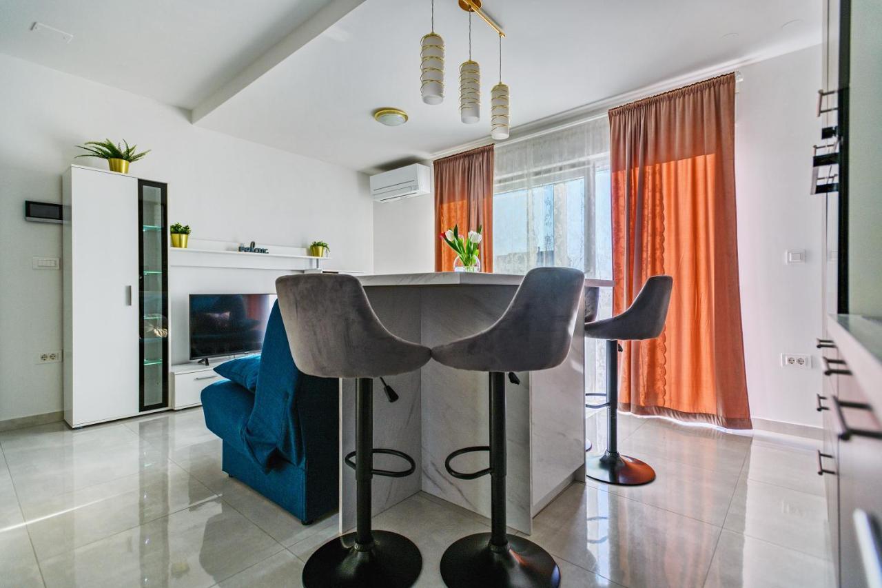Apartment - With Summer Balcony And Parking Zadar